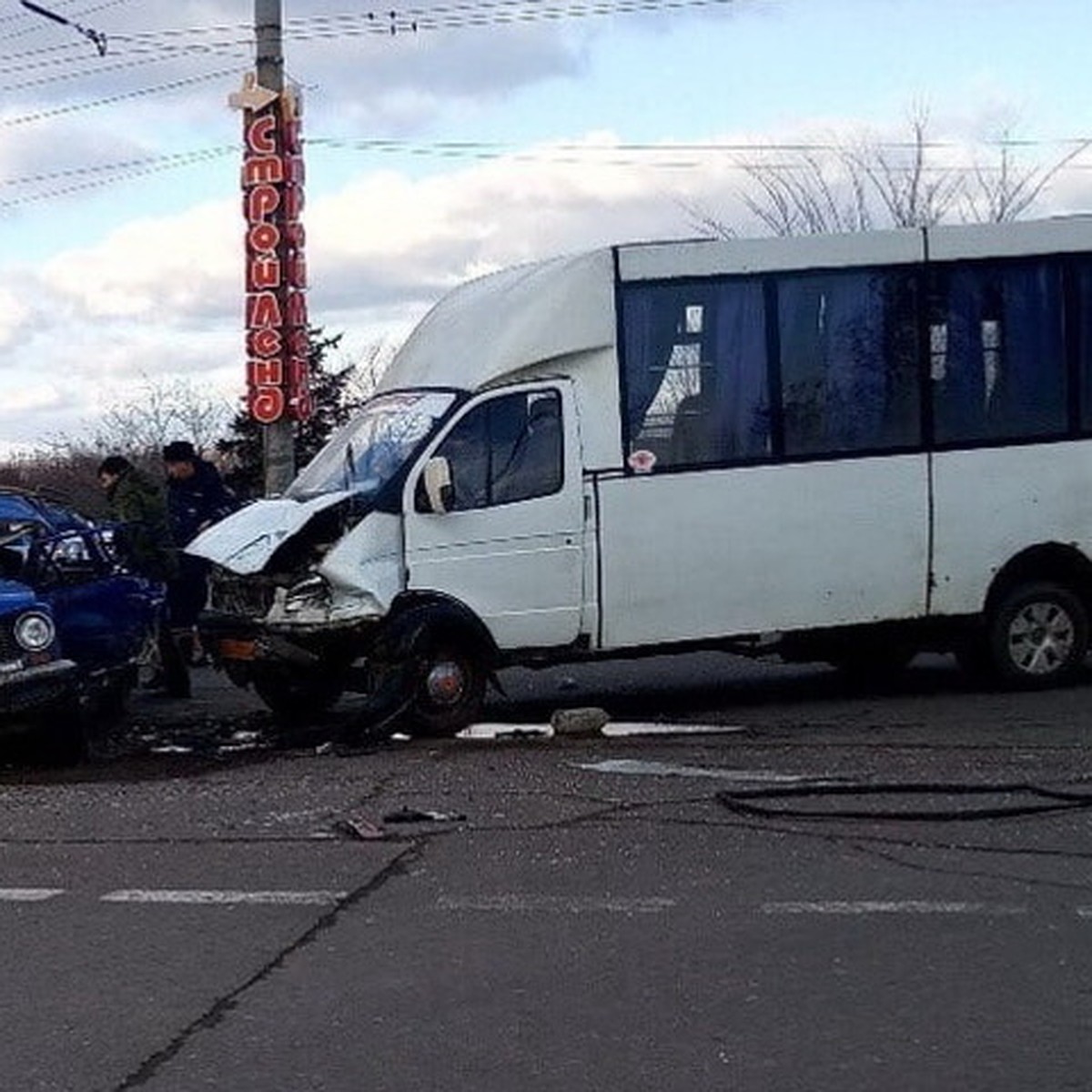 Маршрутка протаранила «Жигули»: в страшной аварии в Луганске погибли двое  жителей - KP.RU