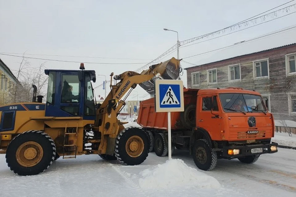 В Аксарке дорожная техника не справляется с уборкой снега Фото: zsyanao.ru