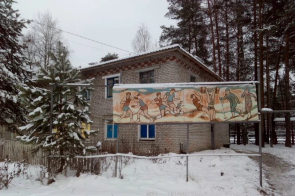 В этом здании располагается общественная приемная, где отвечают на вопросы жителей Мирного.