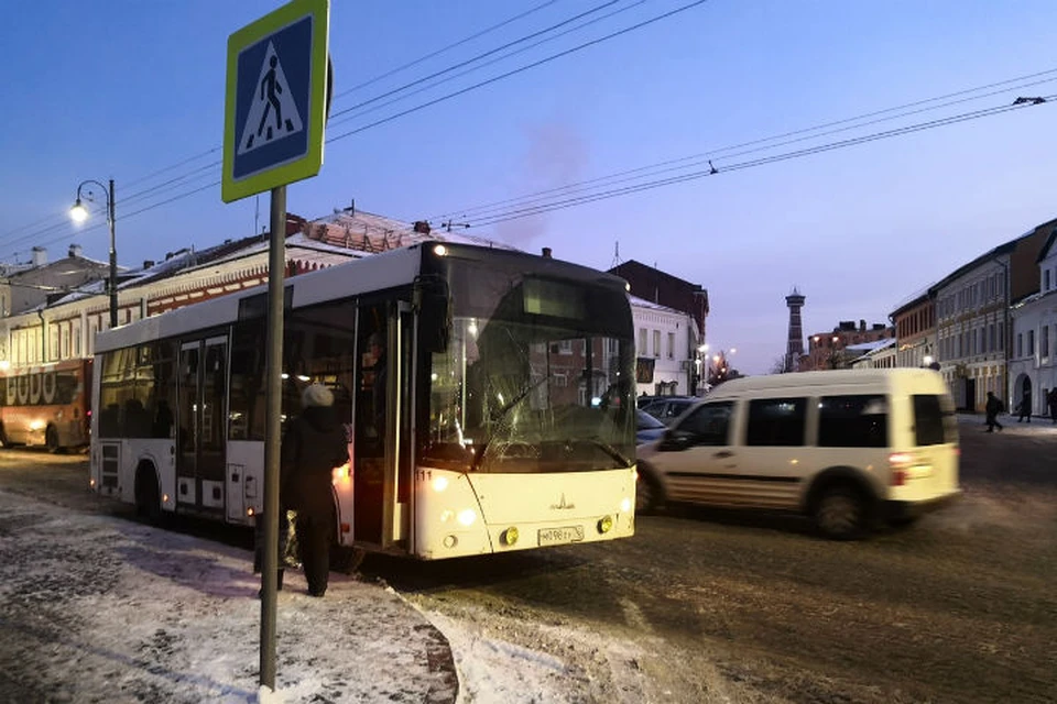 Две девочки переходили дорогу по нерегулируемому пешеходному переходу. ФОТО: группа Рыбинские сплетни ВКонтакте
