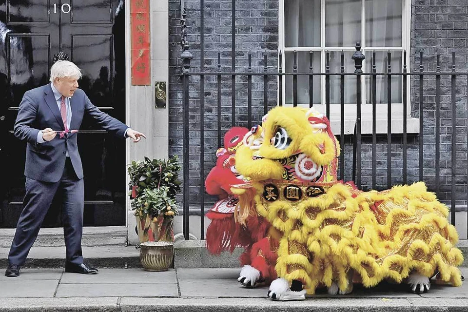 Премьер Борис Джонсон радуется как ребенок красочному представлению на китайский Новый год. Но ближайшее будущее тревожно, ведь вслед за брекситом может затрещать и само Соединенное Королевство. Фото: Toby Melville/REUTERS