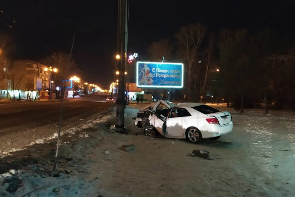 В Хабаровске пассажиры из ударенной об фонарь машины попали к нейрохирургам