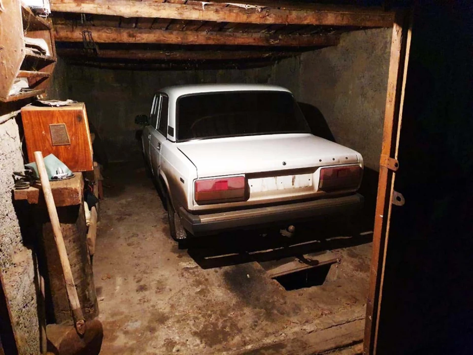 Машину водитель спрятал в гараже.