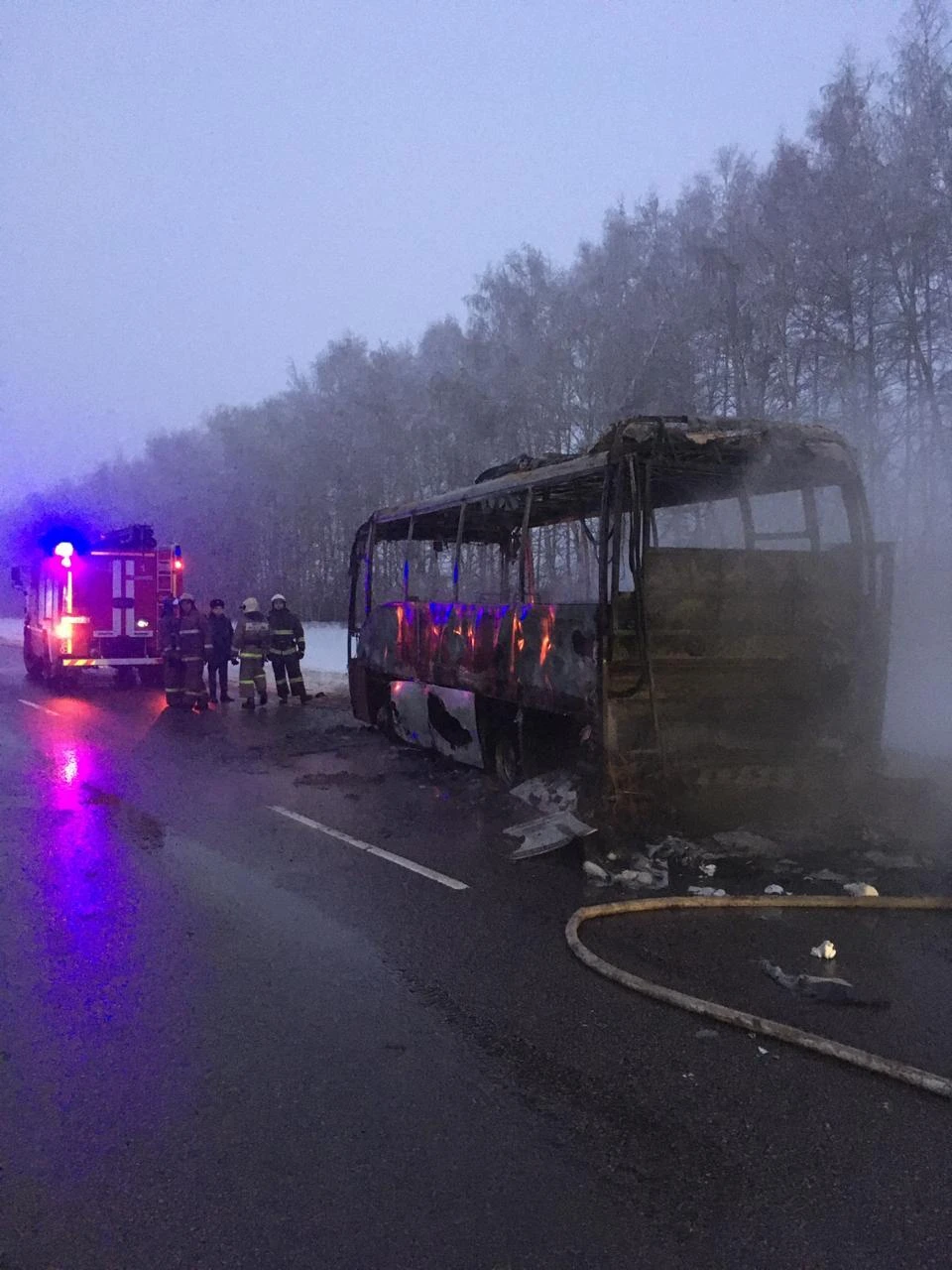 Автобус, в котором находились 27 человек, выгорел полностью