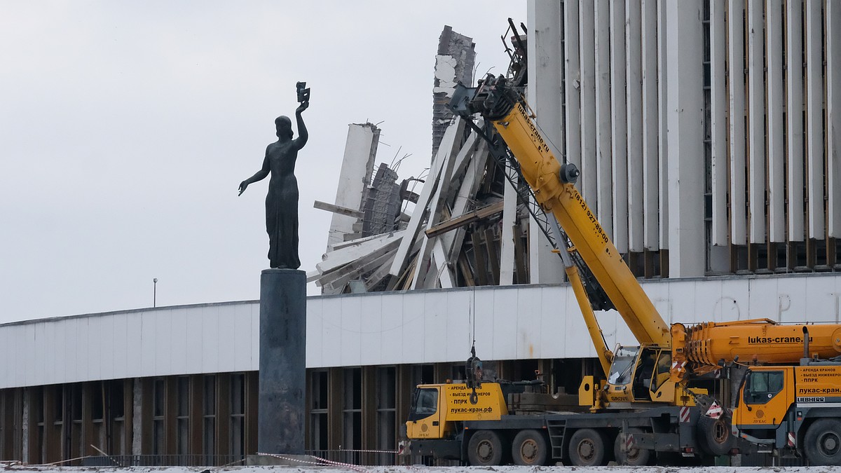 Смольный не знает, кто вел демонтаж СКК, но не будет разрывать контракт с  инвестором - KP.RU