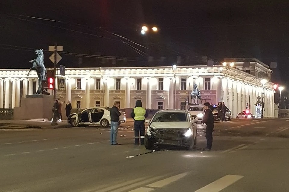 На Аничковом мосту столкнулись два "гонщика". Фото: vk.com/spb_today