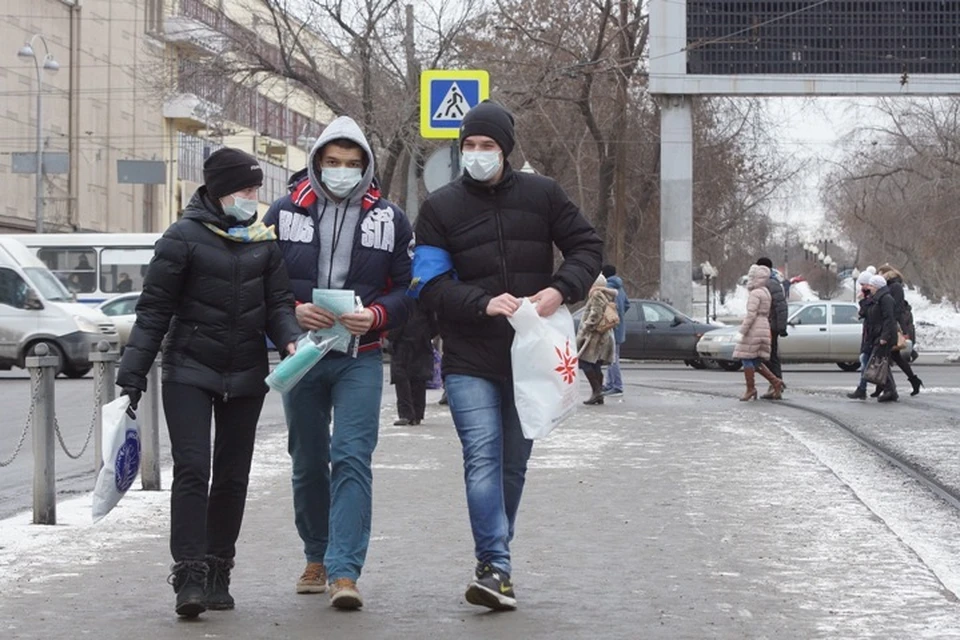 На улицах все чаще можно встретить людей в медицинских масках.