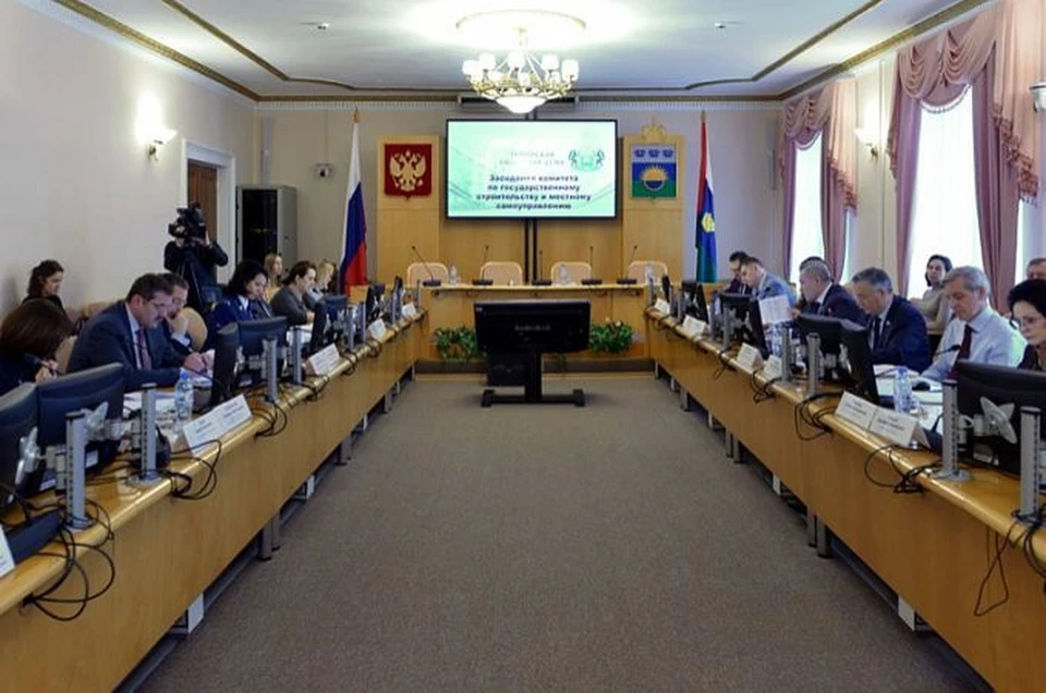 Тюменские депутаты назвали суммы штрафов за продажу энергетиков несовершеннолетним. Фото - пресс-служба Тюменской областной Думы.