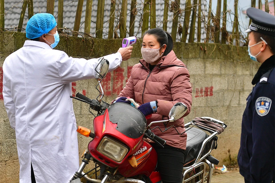 Китай, проверка температуры тела на дорогах, область Гуанси.