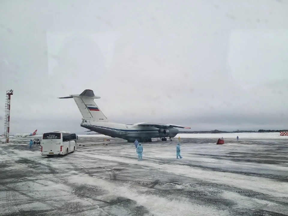 Пассажиры, эвакуированные из Уханя, благодарят военных медиков за спасение.