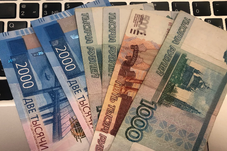 За постановку на учет она получила от иностранных граждан деньги