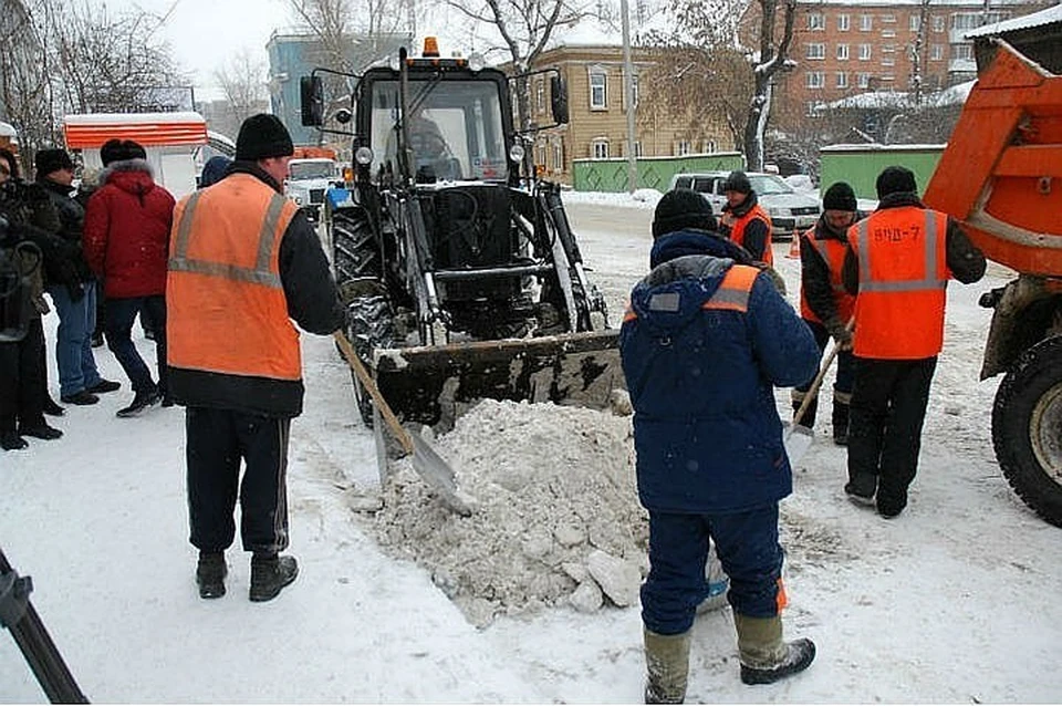 В Подмосковье расчищают дороги от снега