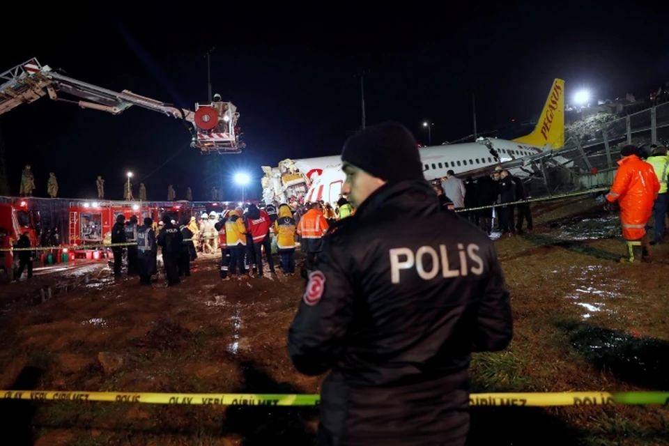 Число погибших при жесткой посадке самолета в аэропорту Стамбула выросло до трех
