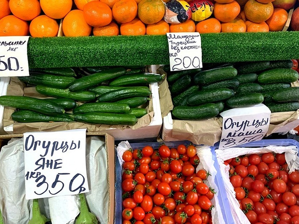 Воронеж купить овощи. Овощи на рынке. Фрукты на рынке. Рынок овощей и фруктов. Овощи и фрукты на рынке.