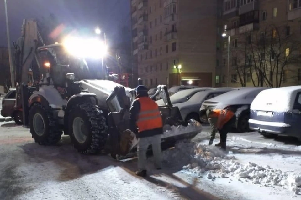 7780 дворников и 532 единицы уборочной техники очищали Петербург после снегопада 6 февраля. Фото: gov.spb.ru