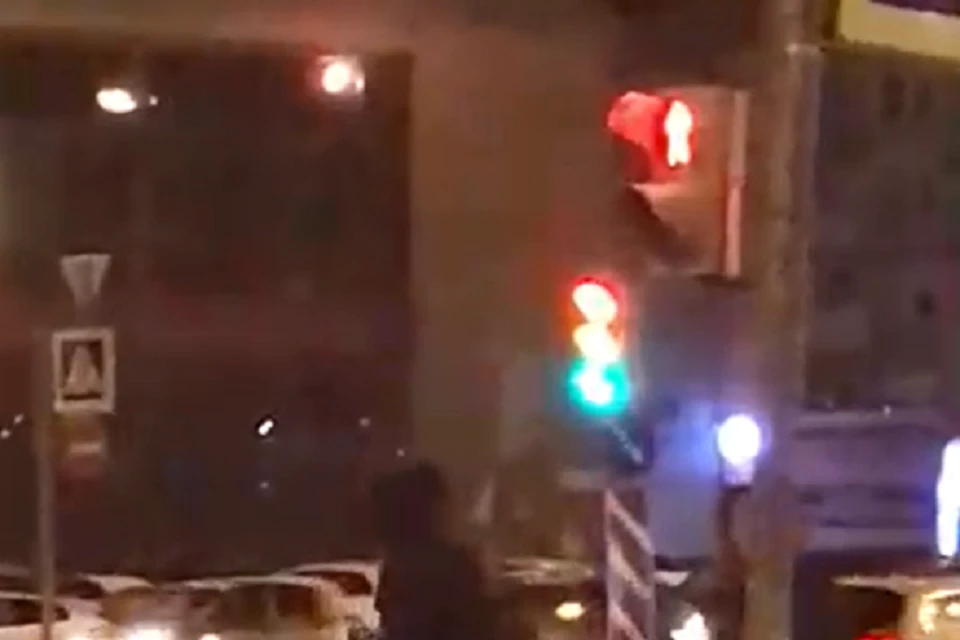 Светофор на Туристкой в Петербурге устроил "дискотеку аварию"