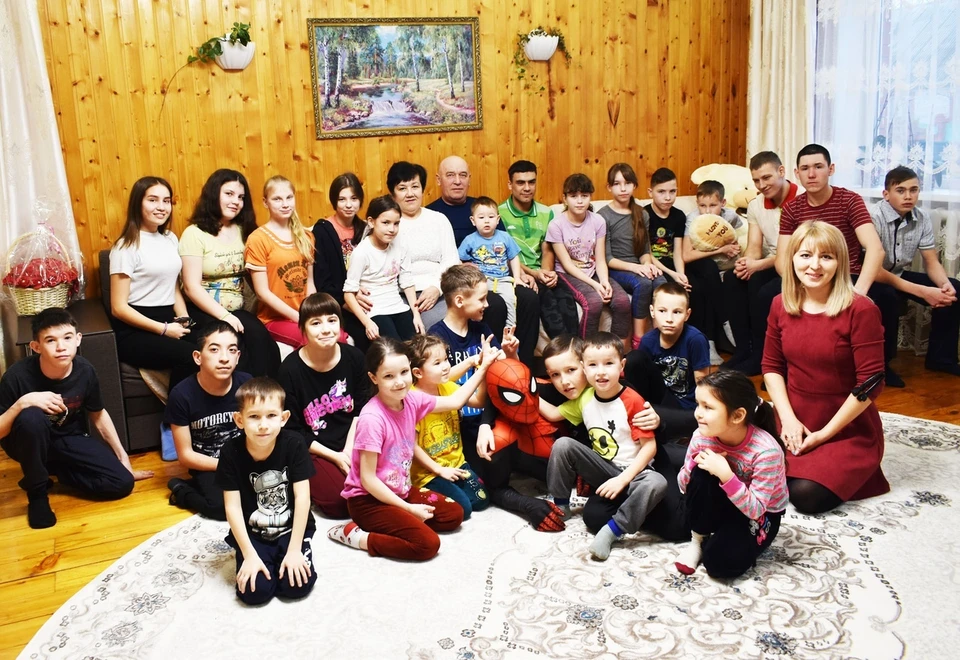 Эта большая семья - пример для всех в селе. ФОТО: Лариса Фомичева (газета "Огни Агидели")