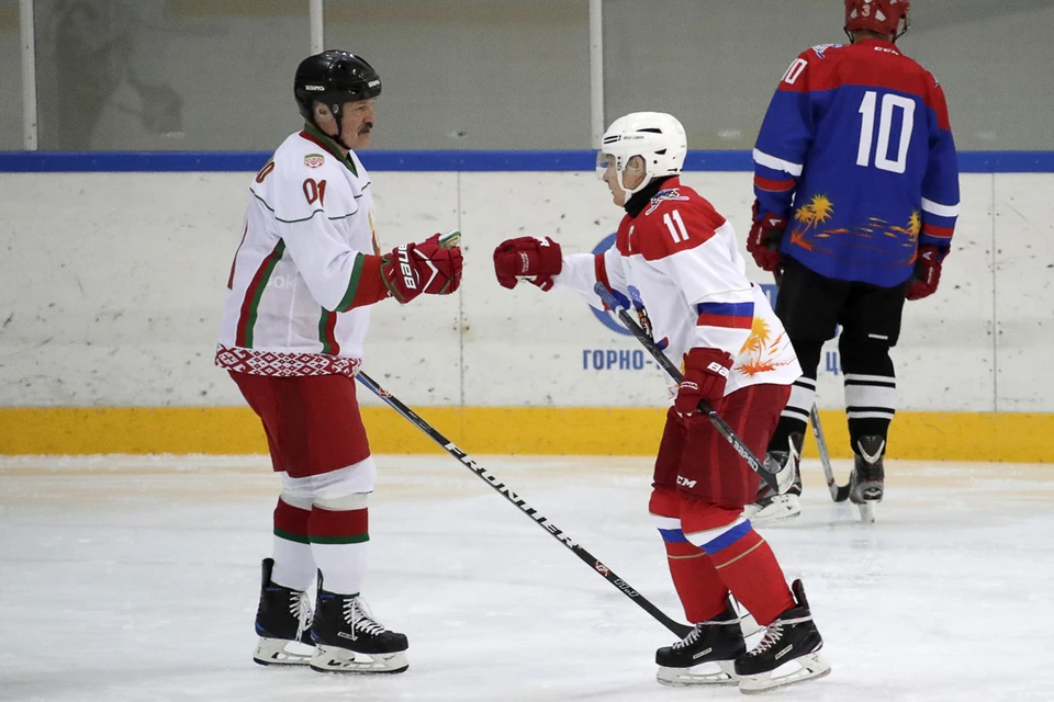 Владимир Путин (под номером 11) и Александр Лукашенко (под номером 01) вышли на лед в товарищеском матче с участием игроков Ночной хоккейной лиги. Фото: Михаил Метцель/ТАСС