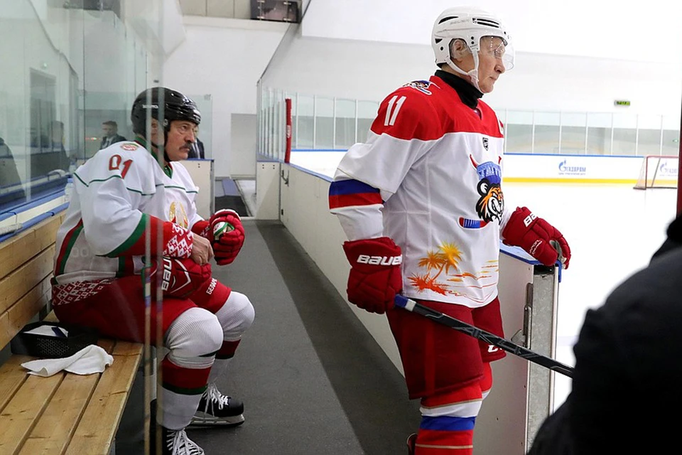 Президенты сыграли в одной команде. Путин под номером 11, а Лукашенко под номером 01 с орнаментом в цветах белорусского флага. Фото: http://kremlin.ru/