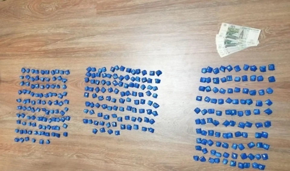 Полицейские нашли в сугробе сотни свертков с наркотиками