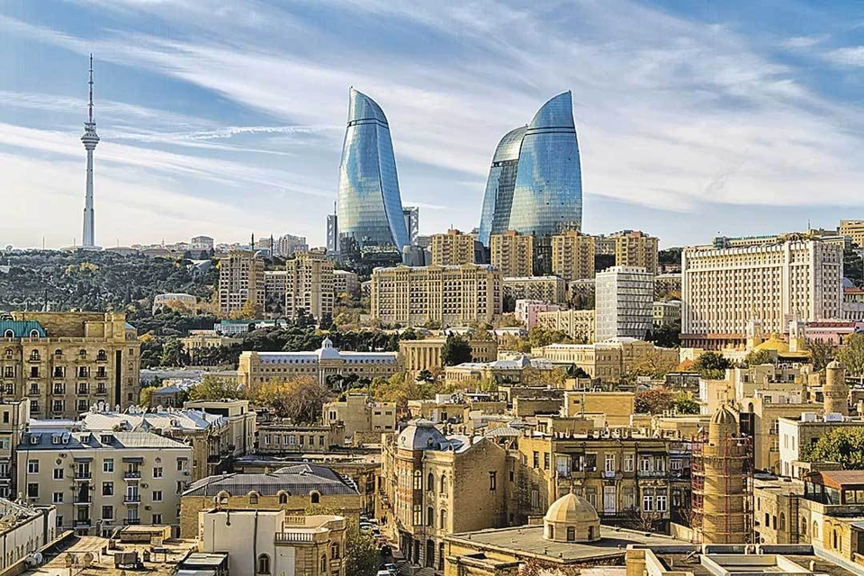 Столица Азербайджана неуловимо похожа на столицу России - на фоне исторических кварталов всплывают высотки и телебашня. А вот политические эксперименты в наших странах - такие разные.