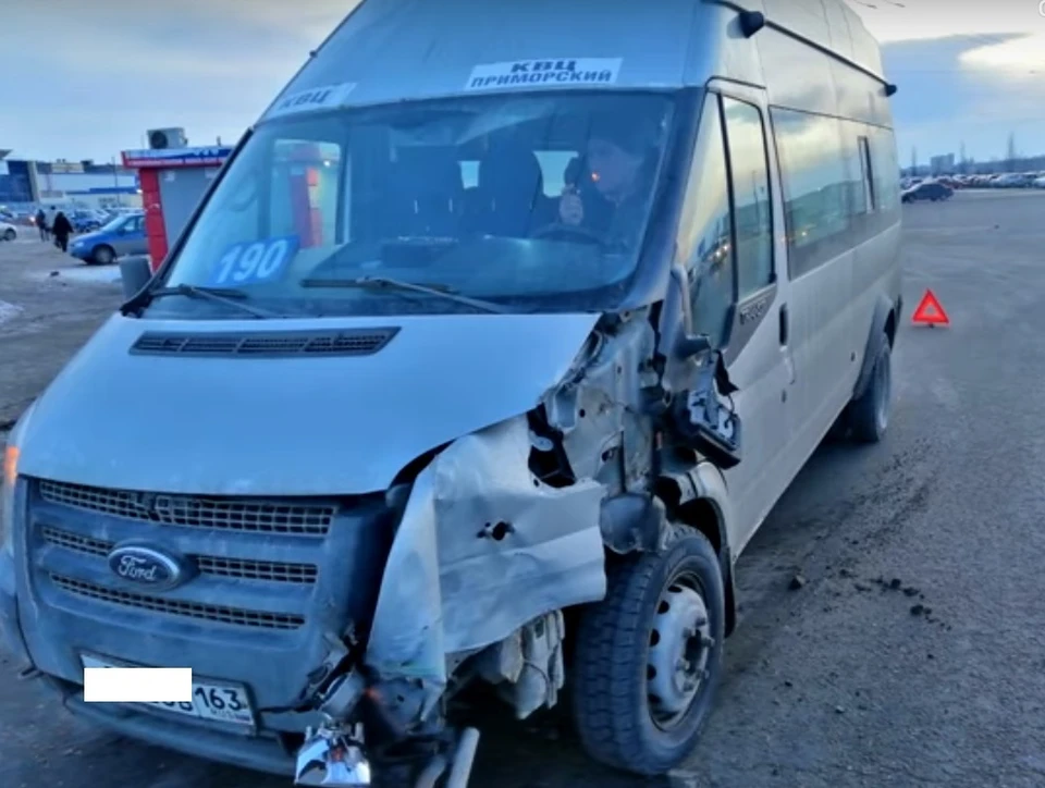 Серьезные повреждения в аварии получил микроавтобус Ford