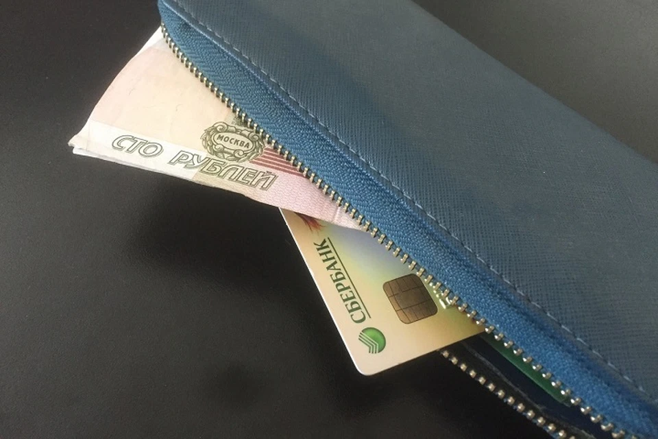 В суд было направлено заявление о взыскании с бывшего работодателя задолженности по выплатам и компенсации морального вреда в пользу заявителя.
