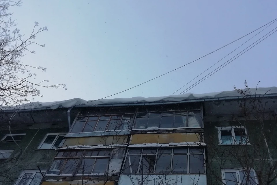 В управляющей компании уверяют, что снег упал с балкона
