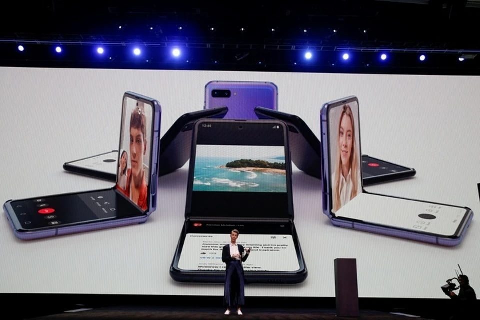 Samsung представил раскладной телефон с гибким экраном