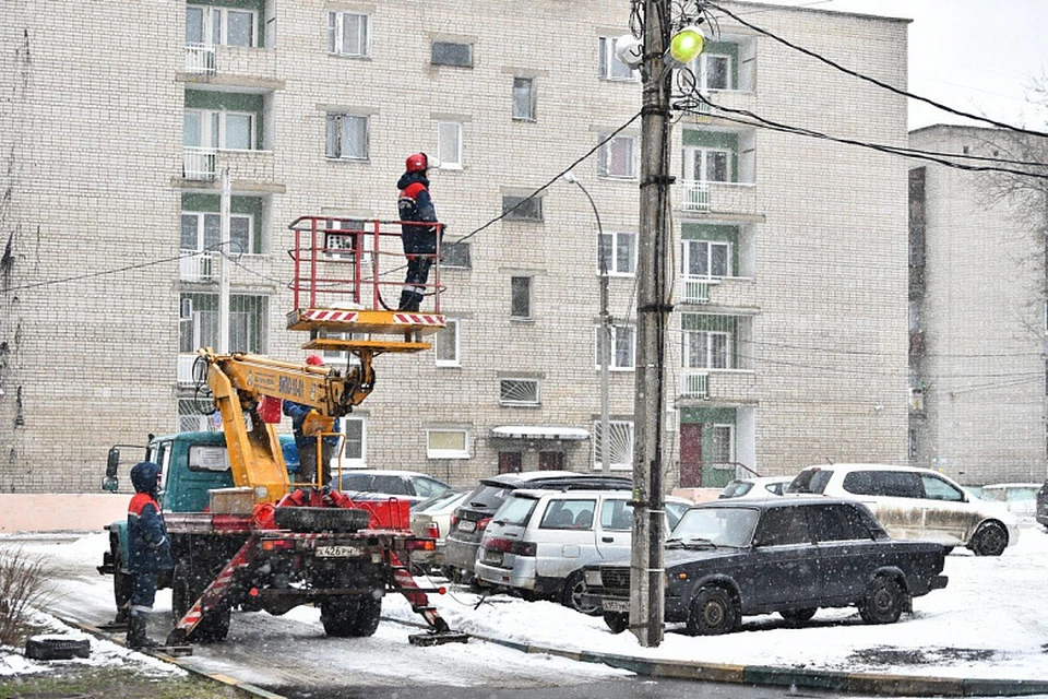 В администрации города уточнили, что в первую очередь выполняются заявки по восстановлению освещения на проспектах и дорогах Ярославля.