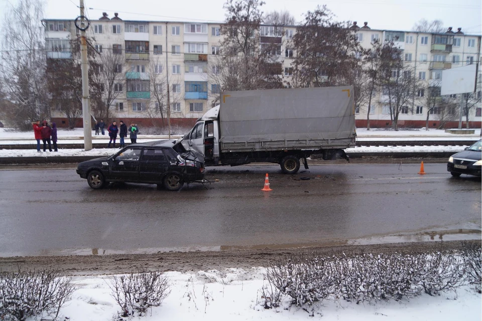 В Орле водитель легковушки попал в больницу после столкновения с «Газелью». Фото Госавтоинспекции