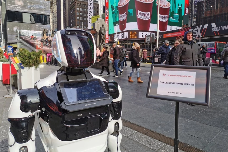 Промобот тестирует прохожих на улицах Нью-Йорка. Фото: Promobot.