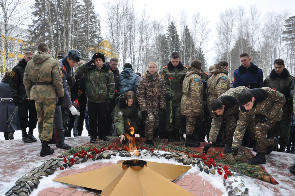 В память о погибших защитниках Отечества кадеты возложили цветы к Вечному огню.