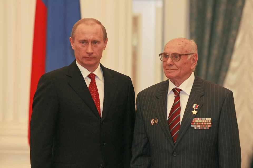 Президент РФ Владимир Путин и ветеран Великой Отечественной войны Алексей Ботян в 2007 году