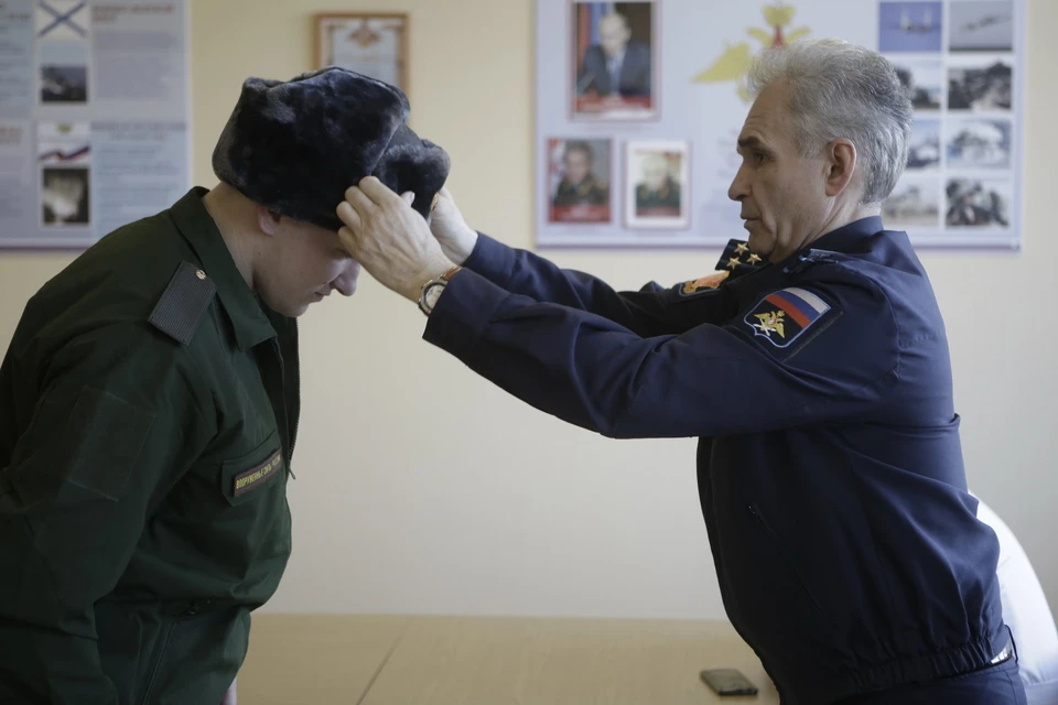 На службу идут парни 23-24 лет со средним специальным образованием.