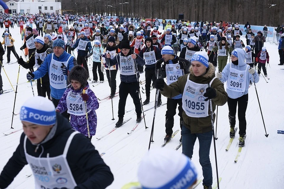 В массовой гонке "Лыжня России 2020" приняли участие сотни спортсменов и любителей