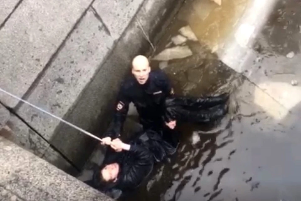 Полицейский прыгнул в ледяную воду, чтобы спасти парня Фото: ГУ МВД по СПб и ЛО