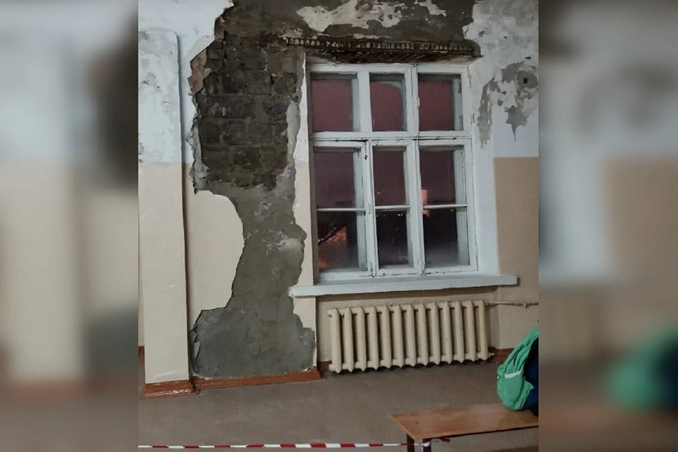 По словам директора, обвал штукатурки уже привычное дело в школе