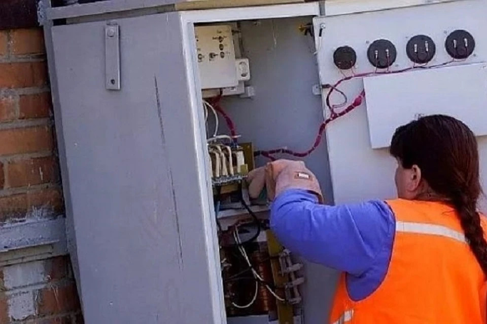 отключение электроэнергии за неуплату. отключилось электричество в квартире. вырубили электричество. выключение электричества. выключение рубильника.