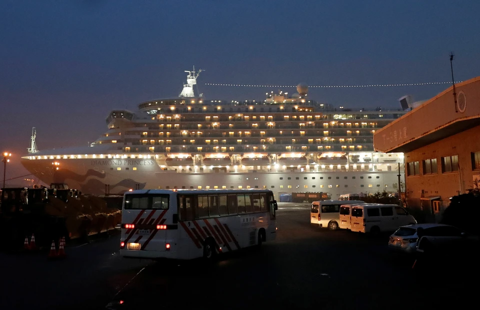 Круизный лайнер Diamond Princess у причала в Йокогаме