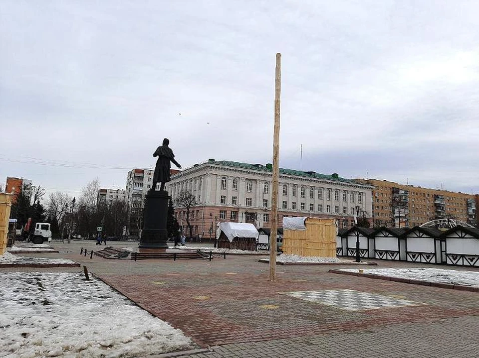 Установленной площади. Площадь Пушкина Курск. Театральная площадь Курск скульптуры. Курск Театральная Театральная площадь панорамы. Украина столб на площади.