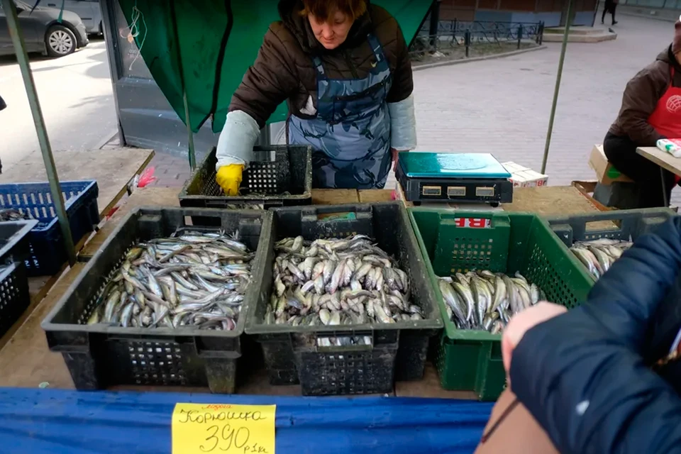 Рыбаки хотят продавать корюшку по нормальной цене.