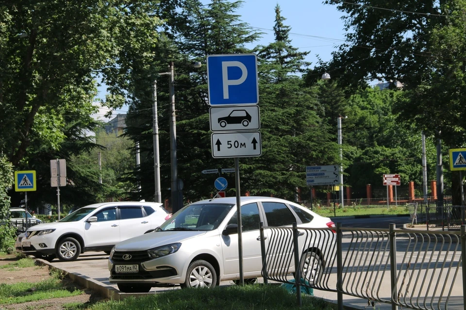 За прошлую неделю в Симферополе оштрафовали 11 человек за парковку на газоне
