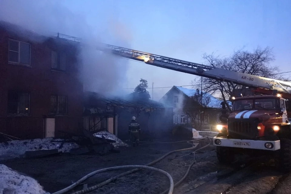 Коттедж загорелся около пяти утра. Фото: пресс-служба МЧС по Свердловской области