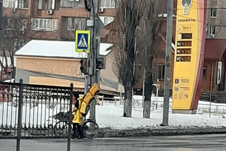 Сотрудник "Яндекс.Еды" перевозит сразу три сумки. Фото: соц. сети.