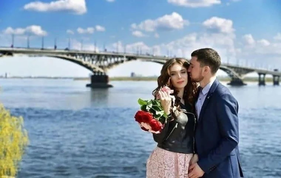 Свадебную фотографию Александр и Мария сделали на фоне знаменитого Саратовского моста через Волгу. Фото из Инстаграм