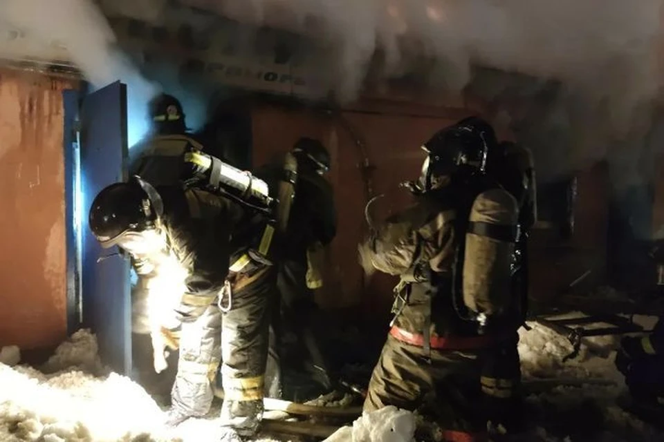 Пожарные спасают овощную базу на Калинина