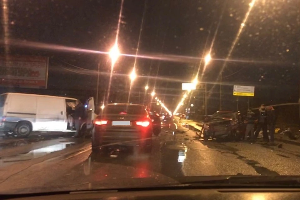 Из-за выбоин на проспекте Энгельса на Парнасе произошло ДТП. Фото: vk.com/spb_today