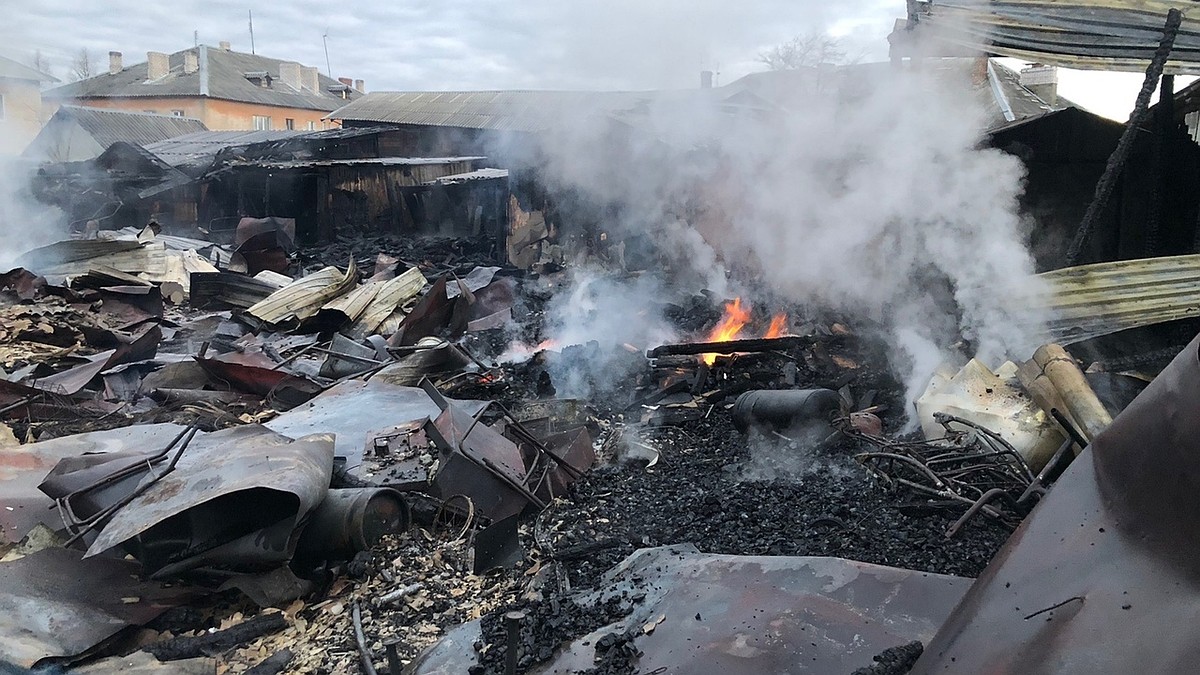 Пожар в Невеле уничтожил надворные постройки на площади 800 квадратных  метров - KP.RU