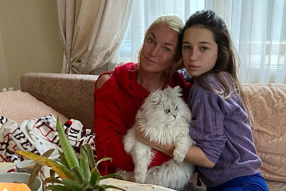 Дочь Волочковой нашла работу после переезда от матери